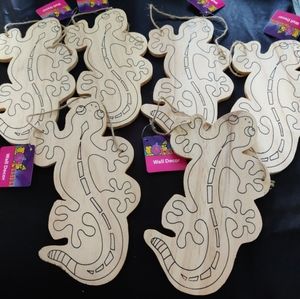 Wooden Lizards set of 6.